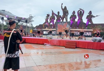 Pagelaran Seni Jaranan dengan Aksi Tari Barongan Kucing dalam rangka HUT Kota Blitar ke-117 tahun 2023 (Foto : Faisal NR / Klikwarta.com)
