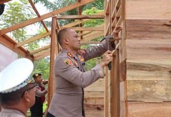 Kapolres Aceh Timur saat Pimpin Gotong Royong Bangun Rumah Warga Peureulak Barat