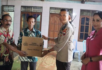 Kapolres Karanganyar AKBP Jerrold HY Kumontoy didampingi Ketua Bhayangkari Cabang Karanganyar Riselly Jerrold Kumontoy, saat menyerahkan tali asih kepada keluarga salah satu korban, Rabu (22/02/2023).