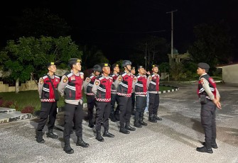 Personel Polres Natuna saat bersiap Laksanakan Patroli dan Pengamanan Open Turnamen Bupati Cup Dalam Pertandingan Voli 