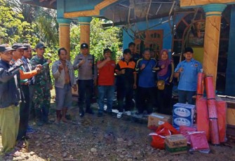 Anggota Polsek Ketahun saat Bantu Korban Kebakaran di Desa Melati Harjo 