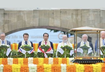 Presiden Jokowi saat Beri Penghormatan di Mahatma Gandhi Samadhi di Rajghat, New Delhi, India, pada Minggu, 10 September 2023. 