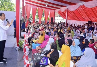 Presiden Joko Widodo saat menyerahkan Bantuan Langsung Tunai (BLT) El Nino kepada sejumlah penerima manfaat di Kantor Pos Genteng, Kabupaten Banyuwangi, Provinsi Jawa Timur, Rabu (27/12/2023).