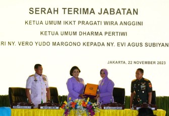 Sertijab Ketum IKKT PWA dan Ketum DP dari Ny. Vero Yudo Margono Kepada Ny Evi Agus Subiyanto