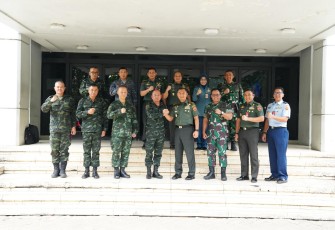 Kasum TNI Letnan Jendral TNI Bambang Ismawan, S.E., M.M saat menerima Courtesy Call Delegasi STAFFEX Angkatan Bersenjata Thailand dengan CG-CTOC Lieutenant General Somchai Malinant beserta staf RTARF di Mabes TNI Cilangkap, Jakarta Timur, pada Rabu (5/7/2023).