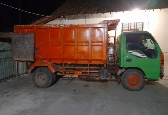 Barang bukti truk yang diduga digunakan untuk mengangkut kayu jati hasil curian.