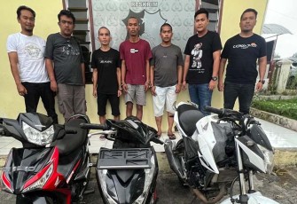 Tiga Tersangka (Diborgol) saat diamankan beserta barang bukti.