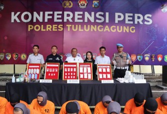 Konferensi Pers di depan Halaman Mapolres Tulungagung.