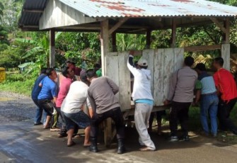 Kapolsek Kerkap dan Warga Bergotong Royong Pindahkan Pos Kamling