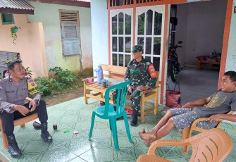 Jalin Sinergitas, Bhabinkamtibmas dan Babinsa Sambang Bersama Kerumah Warga