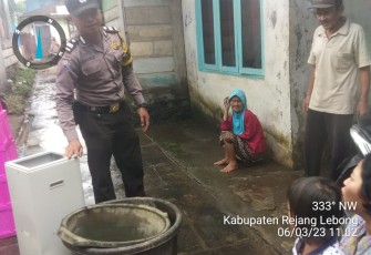 Personel Polsek Curup Saat Evakuasi Rumah Warga Terendam Banjir 