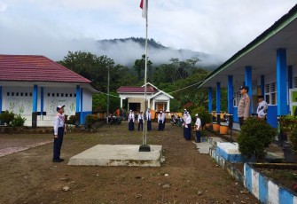 Personel Polsek Rimbo Pengadang Jadi Pembina Upacara Bendera di SMPN 17 
