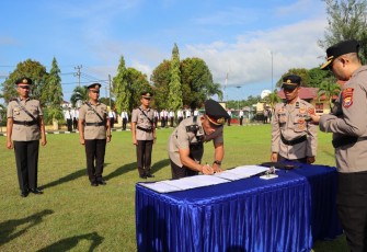 Kapolres Seluma Saat Pimpin Sertijab 2 Kapolsek dan 2 Kasi