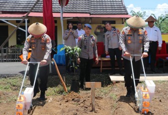 Kapolda Tanam Bibit Jagung dan Pohon Didepan Aspol Polres Lebong