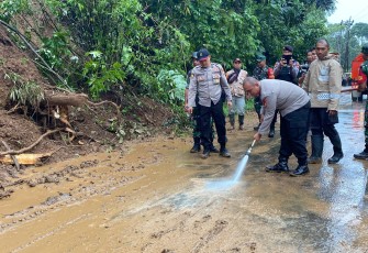 Kapolres Rejang Lebong Tinjau Langsung Lokasi Longsor di Jalan Lintas Curup-Lubuklinggau