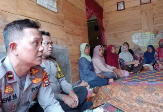 Kapolsek Batiknau Ipda Deni Mashuri, SH Saat Melayat Ke kediaman Korban Lakalantas