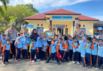 Sat Lantas Polres BS Foto Bersama Dengan Murid TK Qurata'ayun 