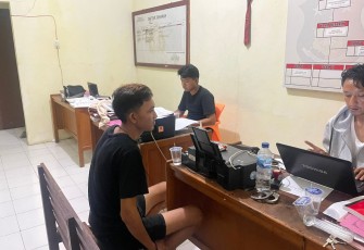 Pelaku saat diperiksa petugas