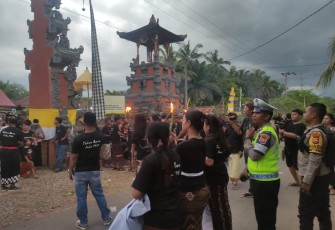 Polres Bengkulu Tengah Berikan Pengamanan Nyepi Rahajeng Rahina Tahun Baru Caka 1945 di Desa Sunda Kelapa
