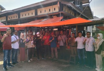 Kasat Intelkam Polres Bengkulu Selatan Dan Pemerintah Daerah Monitoring Stok Harga Sembako di Pasar Ampera 
