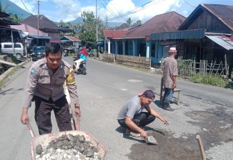 Proses Perbaikan Jalan Rusak Dan Berlubang Oleh Bhabinkamtibmas Polsek Lebong Selatan