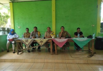 Bhabinkamtibmas Polsek Lais Saat Hadiri Pembagian BLT DD Desa Air Padang