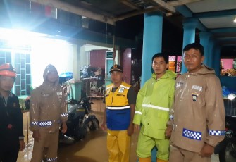 Bantu Warga, Personel Polsek Lebong Utara Terjun ke Lokasi Banjir dan Longsor