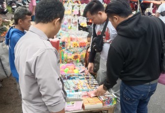 Operasi Pekat Nala, Polsek Pondok Kelapa Sita Puluhan Petasan dari Pedagang
