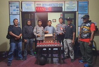 Ciptakan Rasa Aman dan Nyaman di Bulan Suci Ramadan, Polsek Seginim Amankan Puluhan Botol Miras