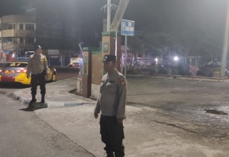 Polsek Teluk Segara Siagakan Personel Jaga Salat Tarawih di Masjid Jamik