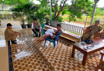 Sambang Warga Dengan Humanis, Bhabinkamtibmas Sampaikan Pesan Kamtibmas kepada Warganya