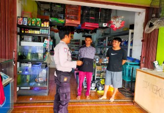  Bhabinkamtibmas Saat Beri Himbauan Kamtibmas Ke Pemuda 