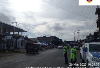  Sat Lantas dan Samapta Polres BS Pamturlalin di Pasar Takjil Antisipasi Kemacetan
