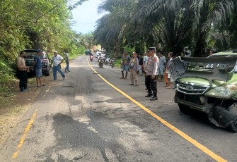 Lakalantas di Bengkulu Utara Fortune dan Xenia "Adu Kambing"