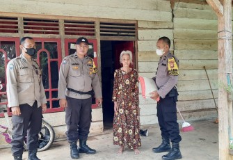  Bhabinkamtibmas Polsek Padang Jaya Berikan Bantuan Sembako Untuk Warga