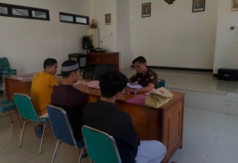 Polres Lebong Kirimkan Tahanan dan Barang Bukti Kasus Kepemilikan Sajam ke Kejari Lebong