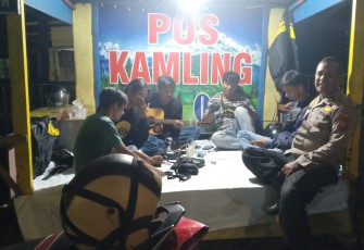 Bhabinkamtibmas Sambangi Sat Kamling, Imbau Ronda Malam Kontrol Lingkungan