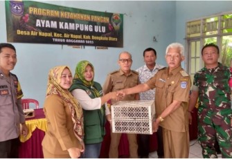 Wujudkan Ketahanan Pangan, Kades Air Napal Bagikan Bibit Ayam