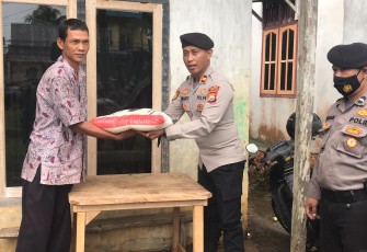 Ramadan, Polres Bengkulu Selatan Berikan Bansos Sembako ke Warga Membutuhkan