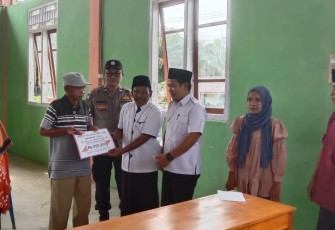 Hadiri Pembagian BLT DD, Bhabinkamtibmas Sampaikan Pesan-pesan Kamtibmas
