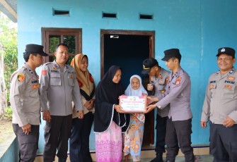 Polres Bengkulu Selatan Salurkan Bantuan Kemanusiaan Untuk Negeri Kepada Warga Kelurahan Padang Kapuk dan Kelurahan Gunung Ayu  