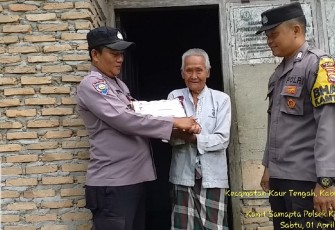 Warga Desa Kelurahan Tanjung Iman Terima Bansos dari Polsek Kaur Tengah