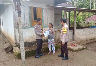 IRT Kurang Mampu Terima Bansos dari Polsek Padang Guci Hulu