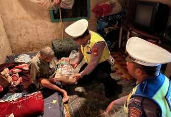 Satlantas Polres Kepahiang Salurkan Bansos Kepada Warga Kurang Mampu
