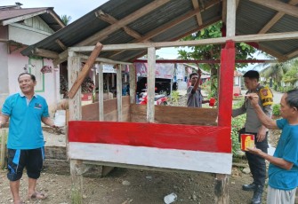Bhabinkamtibmas Polsek Pino, Gotong Royong Bangun Pos Kamling