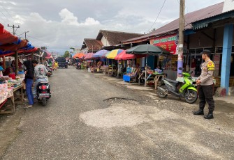 Antisipasi Kemacetan dan Gangguan Kamtibmas, Personel Polsek Seginim Patroli di Pasar Kaget Babatan Ulu