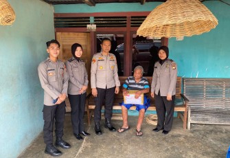 Indahnya Berbagi, Polres BS Salurkan Bantuan Kemanusiaan Untuk Negeri Kepada Warga Kelurahan Padang Kapuk
