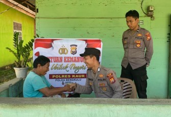 Polsek Kaur Utara Berikan Bansos Kepada Warga Desa Gunung Agung