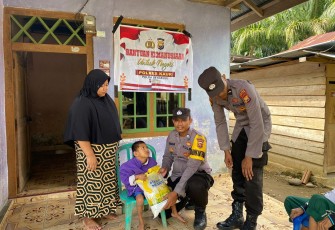 Polsek Tanjung Kemuning Salurkan Bansos ke Warga Desa Pelajaran I
