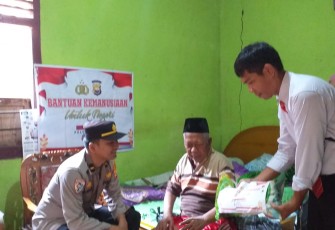 Dua Lansia Menderita Stroke Terima Bansos dari Polres Kaur
